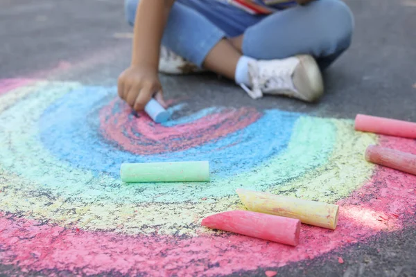 Маленький Ребенок Рисует Радугу Разноцветным Мелом Асфальте Крупным Планом — стоковое фото