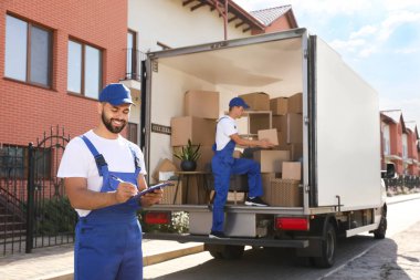 Servis çalışanlarını dışarı taşımak, kutuları boşaltmak ve listeyi kontrol etmek