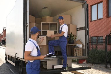 Servis çalışanlarını dışarı taşımak, kutuları boşaltmak ve listeyi kontrol etmek