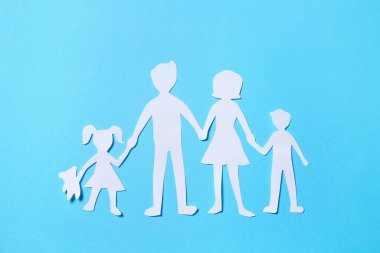 Kağıt aile figürleri açık mavi arkaplan, üst görünüm