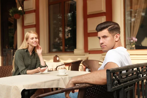 Homme Ayant Rendez Vous Ennuyeux Avec Femme Bavarde Dans Café — Photo