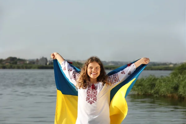 Tiener Meisje Vyshyvanka Met Vlag Van Oekraïne Buiten — Stockfoto