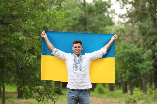 Mężczyzna Vyshyvanka Flagą Ukrainy Zewnątrz — Zdjęcie stockowe
