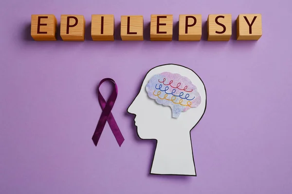 Вырез Головы Человека Мозгом Фиолетовая Лента Рядом Слово Эпилепсия Деревянных — стоковое фото