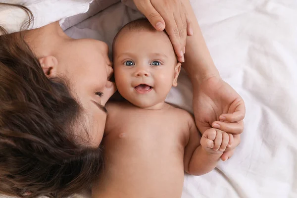 Mladá Matka Svým Roztomilým Dítětem Posteli Horní Pohled — Stock fotografie