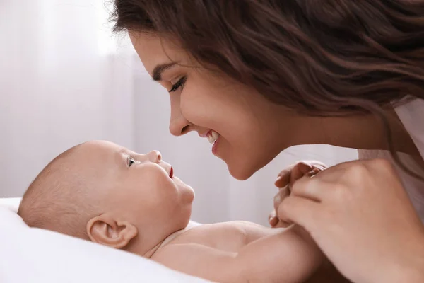 Felice Giovane Madre Con Suo Bambino Carino Sul Letto Casa — Foto Stock