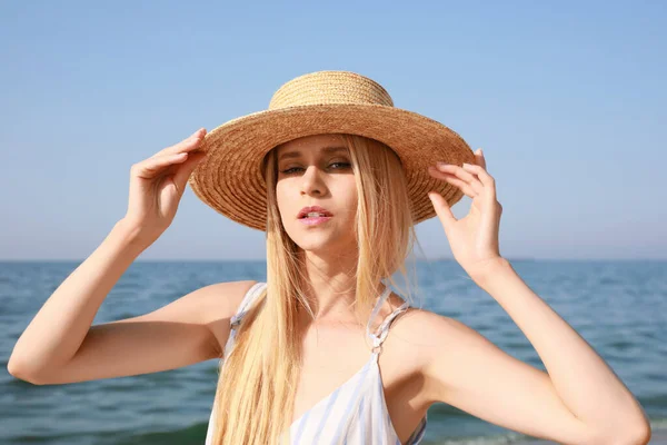Beautiful Young Woman Straw Hat Sea Sunny Day Summer — Stock Photo, Image