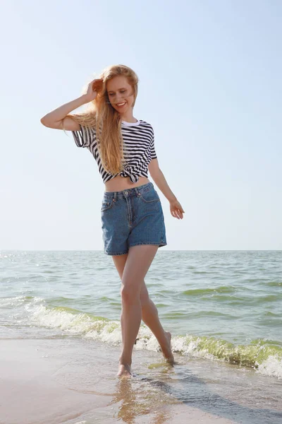 Belle Jeune Femme Près Mer Par Une Journée Ensoleillée Été — Photo