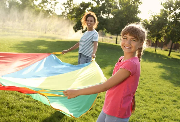 Gruppo Bambini Insegnanti Che Giocano Con Paracadute Parco Giochi Arcobaleno — Foto Stock