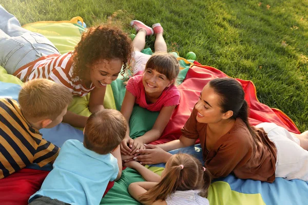 Grupo Crianças Com Professores Mãos Dadas Parque Infantil Arco Íris — Fotografia de Stock