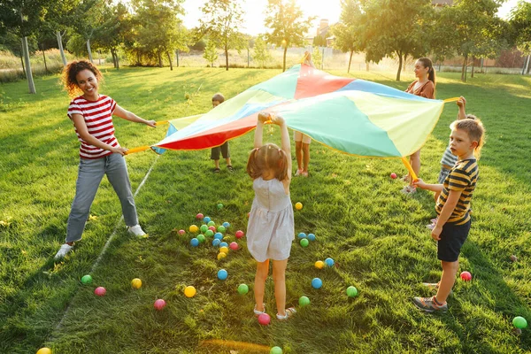 Grupp Barn Och Lärare Leker Med Regnbåge Lekplats Fallskärm Grönt — Stockfoto