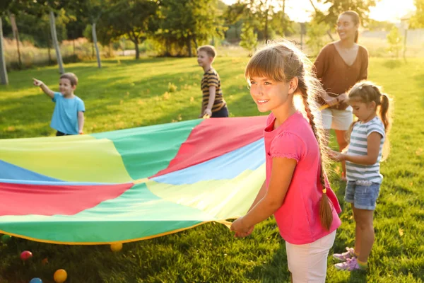 Grupo Niños Profesores Jugando Con Paracaídas Arco Iris Parque Infantil —  Fotos de Stock