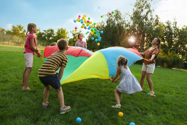 Grupp Barn Och Lärare Leker Med Regnbåge Lekplats Fallskärm Grönt — Stockfoto