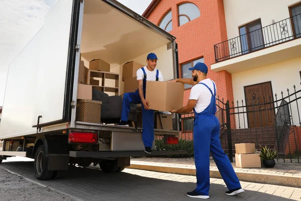 Arbeiter Entladen Kisten Aus Transportern Freien Umzugsdienst — Stockfoto