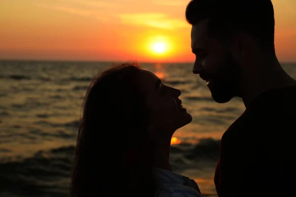 Ζευγάρι Που Περνούν Χρόνο Μαζί Στην Παραλία Ηλιοβασίλεμα — Φωτογραφία Αρχείου