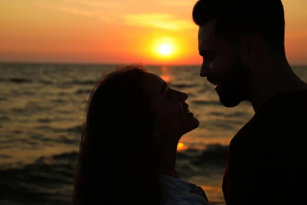 Couple Passant Temps Ensemble Sur Plage Coucher Soleil — Photo