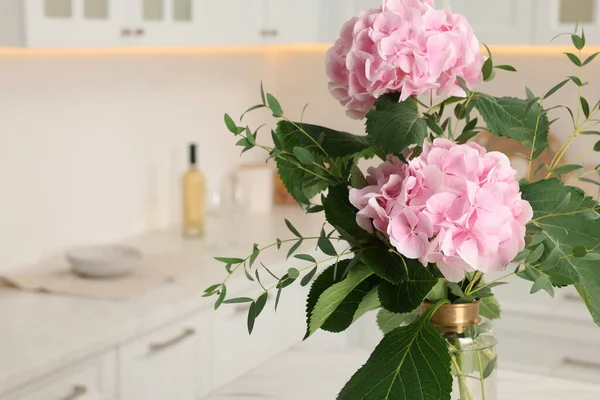 Красиві Рожеві Квіти Гортензії Вазі Приміщенні Крупним Планом Простір Тексту — стокове фото