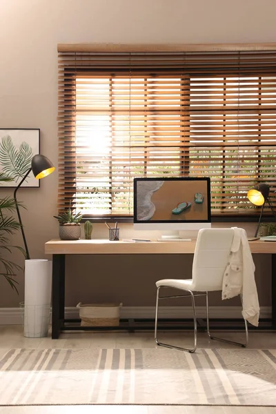 Interior Sala Luz Com Local Trabalho Confortável Perto Janela — Fotografia de Stock