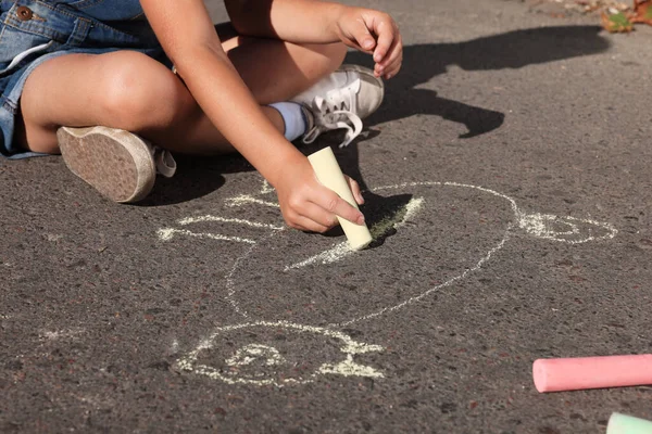 Kleines Kind Zeichnet Katze Mit Bunter Kreide Auf Asphalt Nahaufnahme — Stockfoto