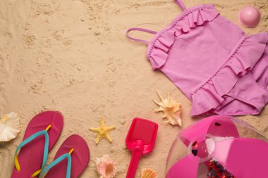 Şişirilebilir plaj topu ve diğer aksesuarlar kumda, düz yerde. Metin için boşluk