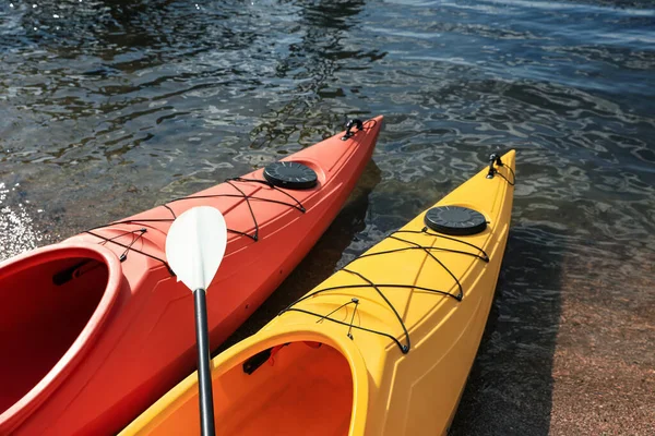 Kayaks Modernos Con Remo Río Primer Plano Actividad Campamento Verano — Foto de Stock