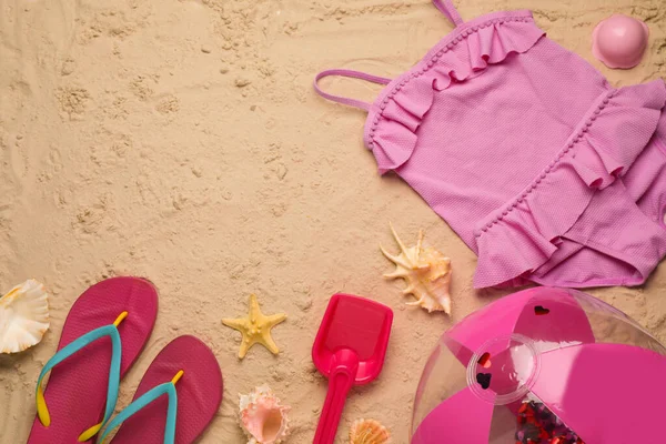 Şişirilebilir plaj topu ve diğer aksesuarlar kumda, düz yerde. Metin için boşluk