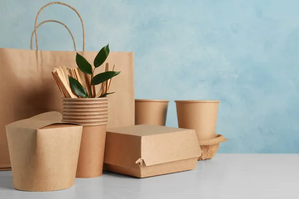 Wegwerpbare Milieuvriendelijke Producten Witte Houten Tafel — Stockfoto