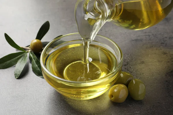 Verser Huile Olive Dans Bol Verre Sur Une Table Grise — Photo