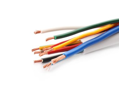 Beyaz arka planda birçok sökülmüş elektrik kablosu