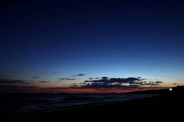 Malowniczy Widok Piękny Zachód Słońca Nad Morzem Nocy — Zdjęcie stockowe