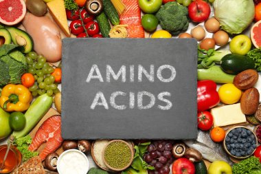 Farklı organik ürünler ve yazı tahtası AMINO ACIDS, üst görünüm 