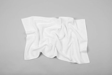 Kırışmış beyaz plaj havlusu açık gri arka plan, üst manzara