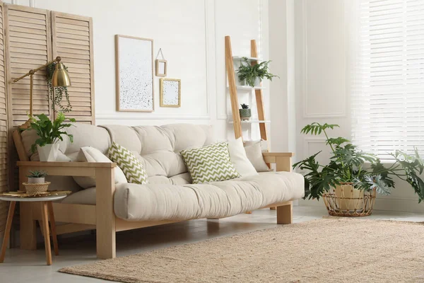 Sofá Confortável Elegante Sala Estar Design Interiores — Fotografia de Stock