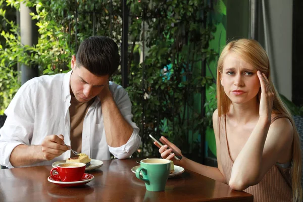 Ung Kvinna Med Smartphone Ignorerar Sin Pojkvän Utomhus Café Tråkigt — Stockfoto