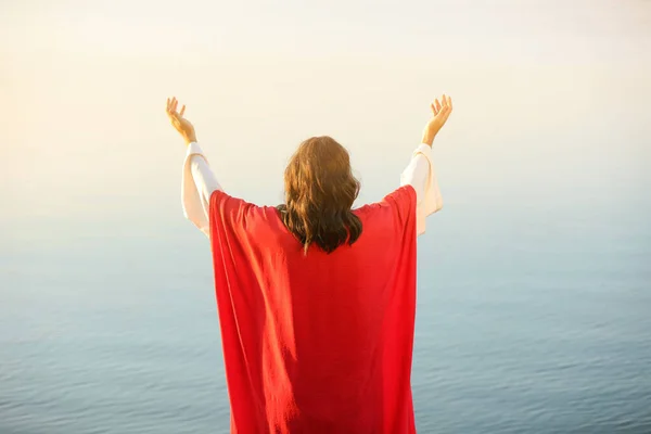 Jesus Cristo Levantando Mãos Perto Água Livre Vista Traseira — Fotografia de Stock