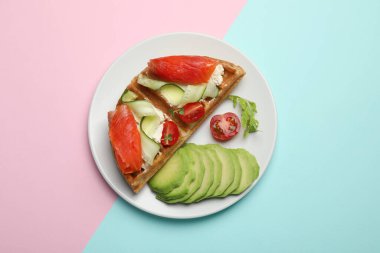 Somon, avokado, krem peynir ve sebzeli nefis Belçika waffle 'ı.