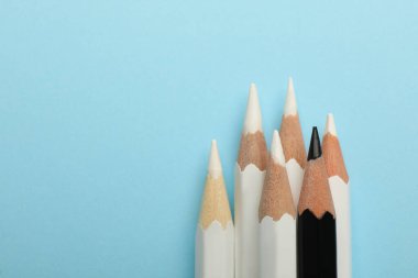 Açık mavi arka planda siyah ve beyaz kalemler, metin için yeri olan düz yataklar. Irkçılık kavramı