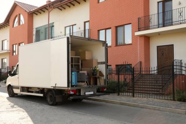 Evin yakınındaki kutular ve mobilyalarla dolu minibüs.