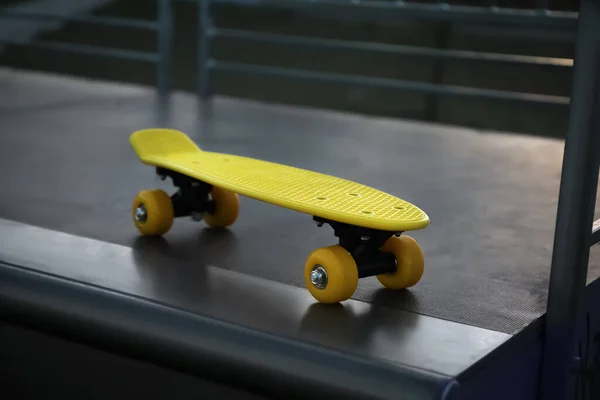 Moderne Gele Skateboard Top Van Helling Buiten Avond — Stockfoto