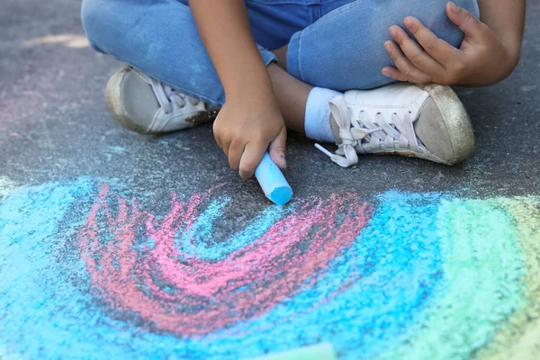 Kleines Kind Zeichnet Regenbogen Mit Bunter Kreide Auf Asphalt Nahaufnahme — Stockfoto