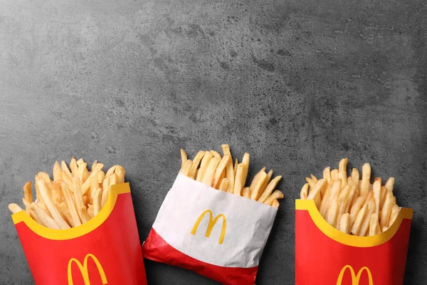 Mykolaiv Ukraine Sierpnia 2021 Małe Duże Porcje Frytek Mcdonald Szarym — Zdjęcie stockowe