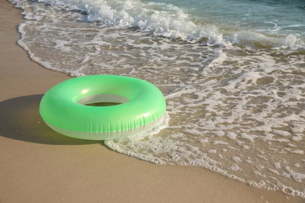 Anneau Gonflable Vert Sur Plage Sable Près Mer Espace Pour — Photo