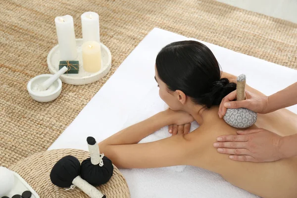 Jonge Vrouw Ontvangt Kruidenzak Massage Spa Salon — Stockfoto