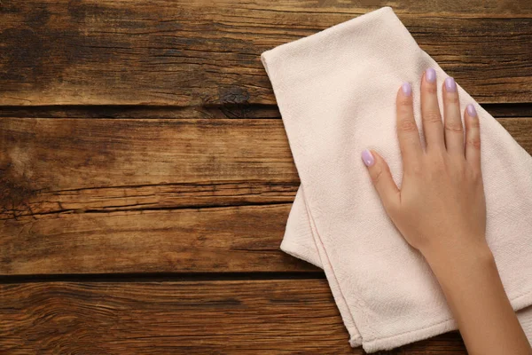 Mujer Limpiando Mesa Madera Con Toalla Cocina Vista Superior Espacio — Foto de Stock