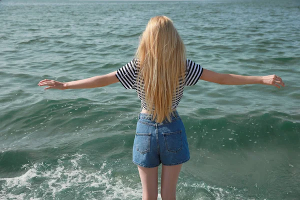 Mujer Joven Cerca Del Mar Día Soleado Verano Vista Trasera —  Fotos de Stock