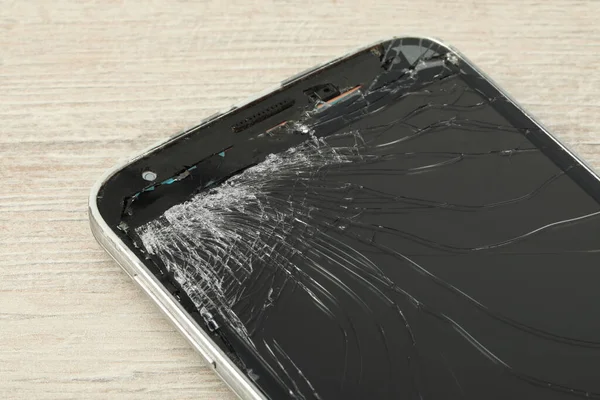 Smartphone Mit Rissigem Bildschirm Auf Hellbeigem Holzhintergrund Nahaufnahme Reparatur Von — Stockfoto