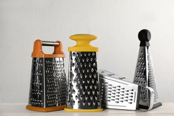 Différents Graters Modernes Sur Table Bois Blanc — Photo