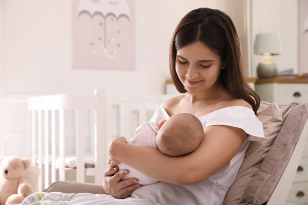 Feliz Joven Madre Con Lindo Bebé Sillón Casa — Foto de Stock