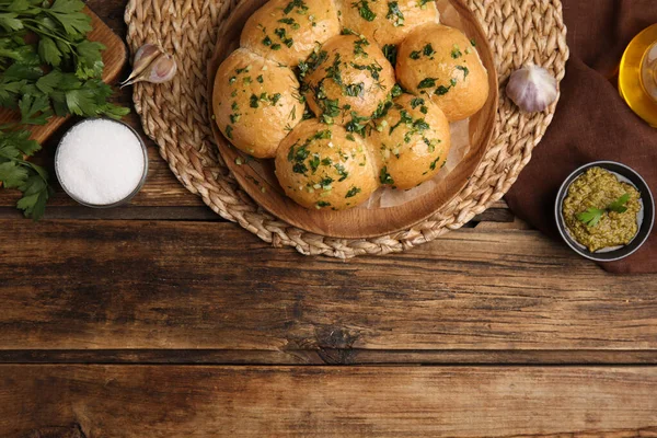 Panecillos Tradicionales Pampushka Con Ajo Hierbas Mesa Madera Puesta Plana — Foto de Stock