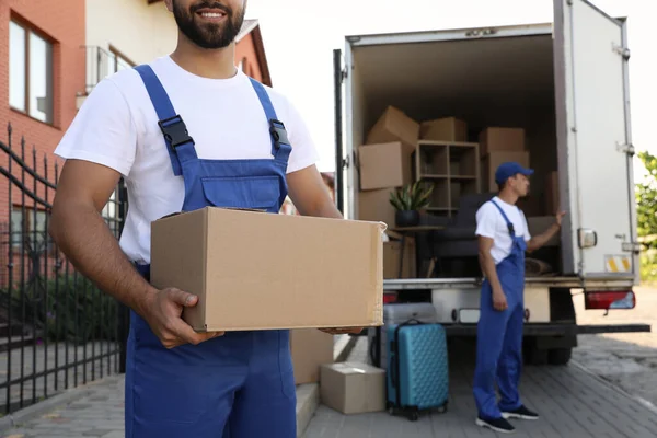 Trabajadores Descargando Cajas Furgonetas Aire Libre Primer Plano Servicio Móvil — Foto de Stock